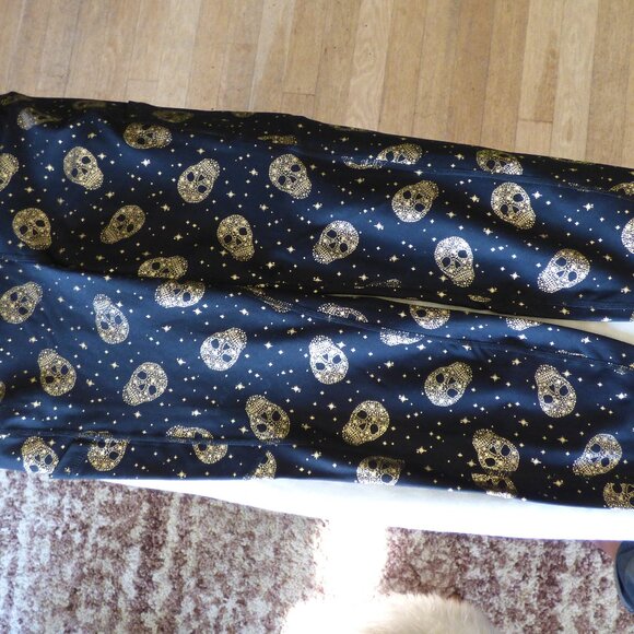 TORRID ACTIVE CROP LEGGING - PERFORMANCE CORE FOIL STAR & SKULL BLACK 0 L 12 - Picture 2 of 10